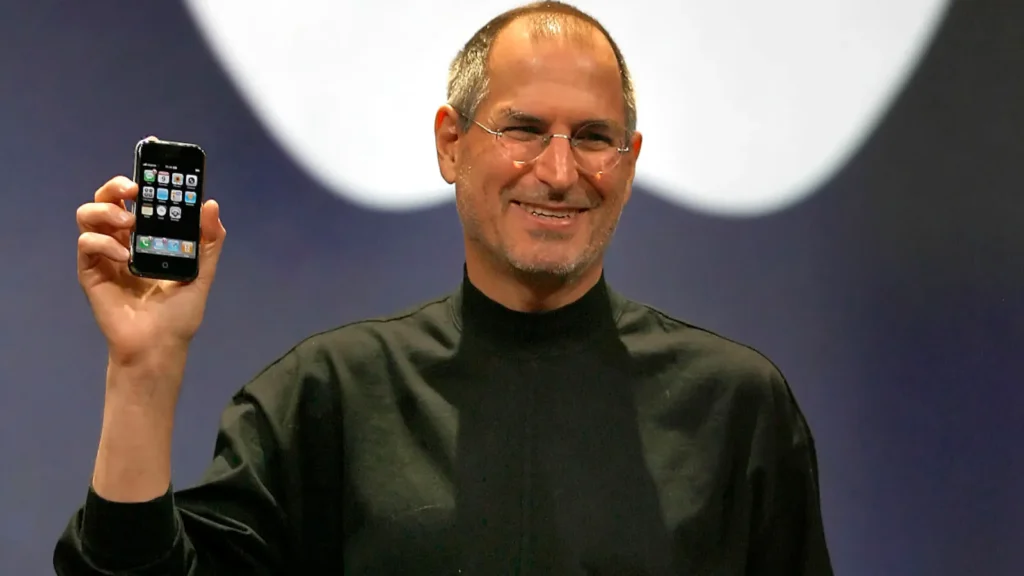 Steve Jobs presentando el iPhone original en la Macworld de 2007