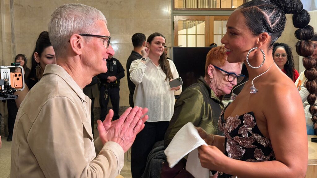 Tim Cook y Alicia Keys
