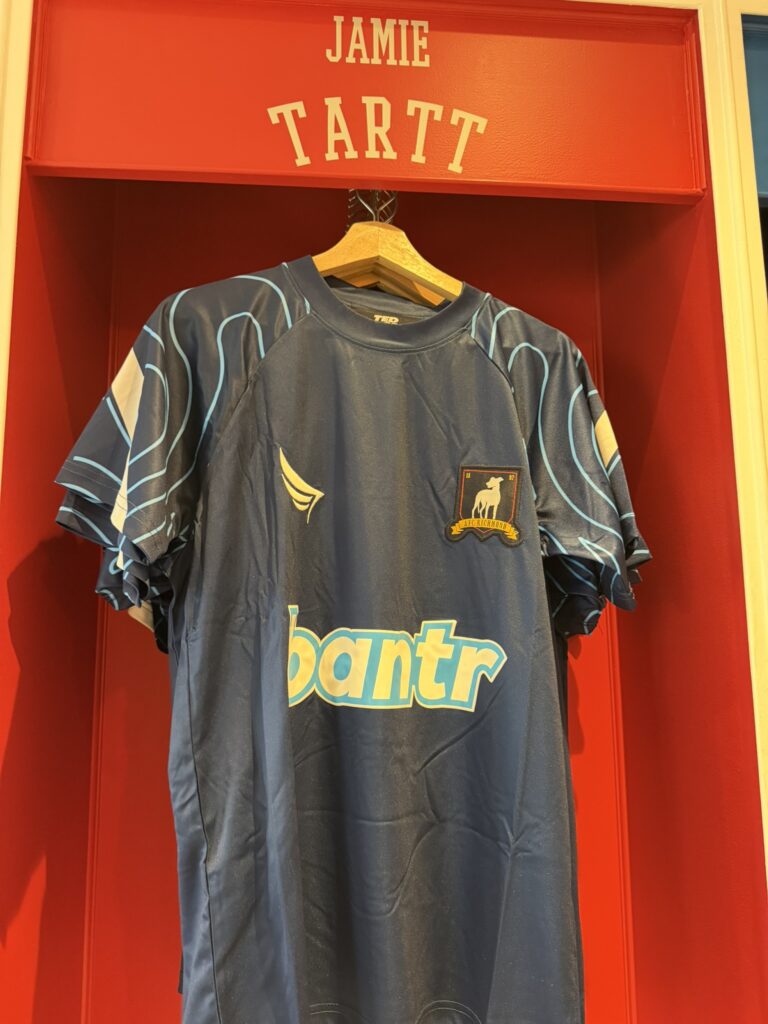 Camiseta de Jamie Tartt colgada en una réplica de su taquilla
