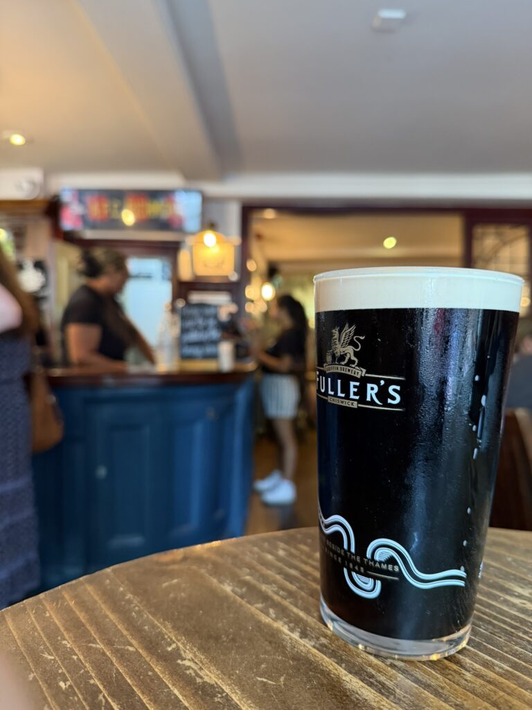 Pinta de cerveza Fuller's en un pub de Richmond