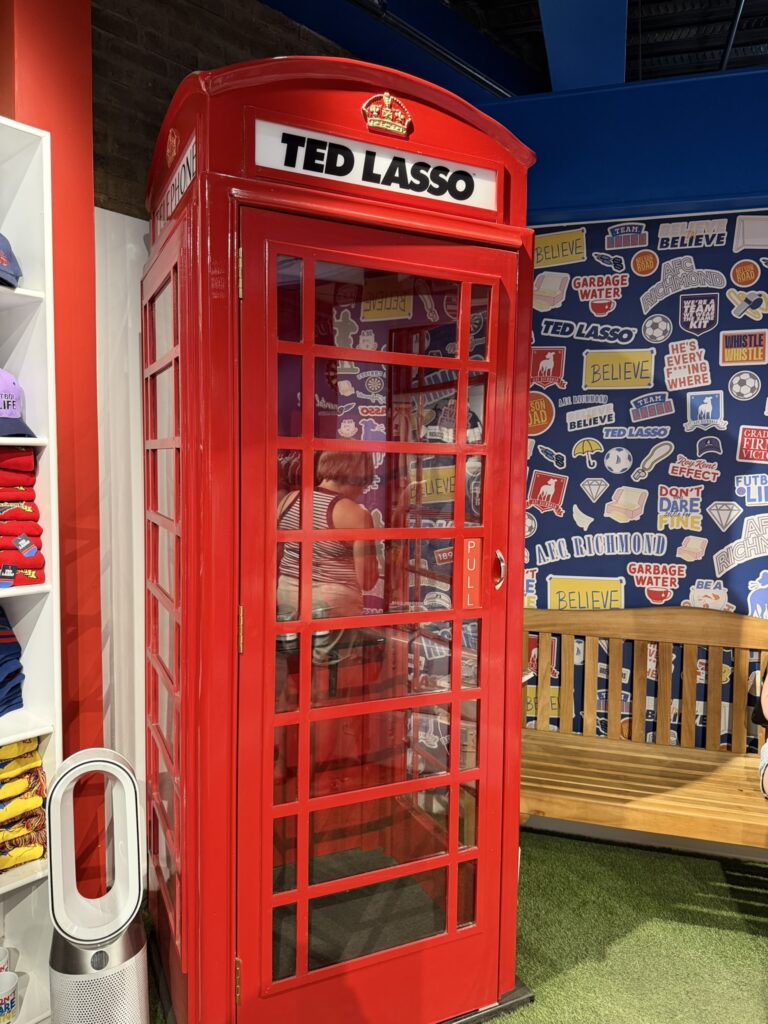 Cabina telefónica roja de Ted Lasso dentro de la tienda oficial