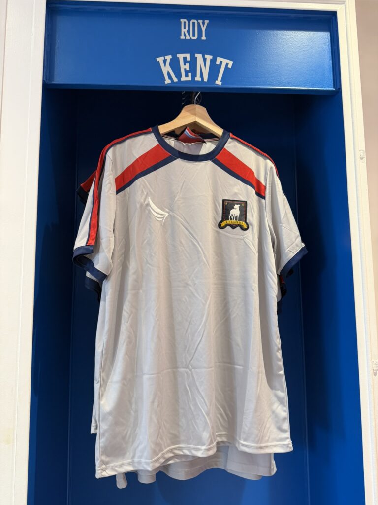 Camiseta de Roy Kent colgada en una réplica de su taquilla