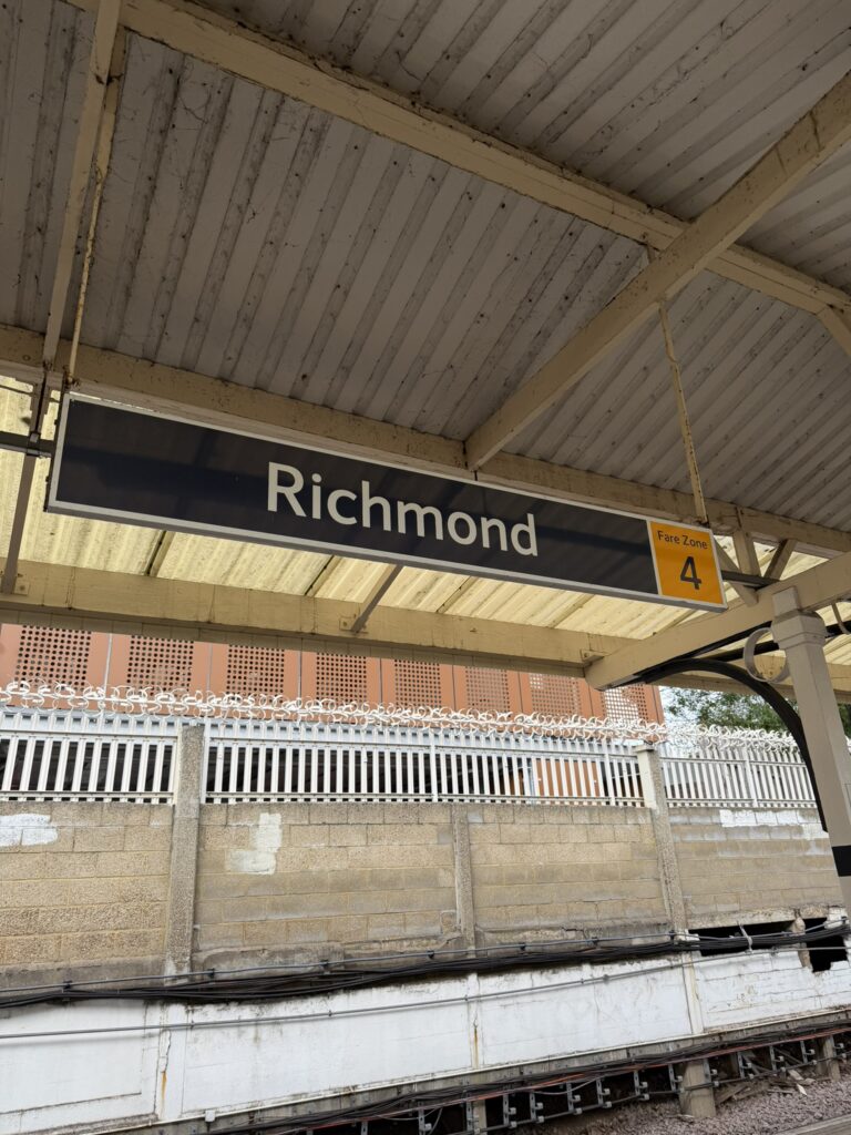Andén de la estación de Richmond con el cartel del nombre