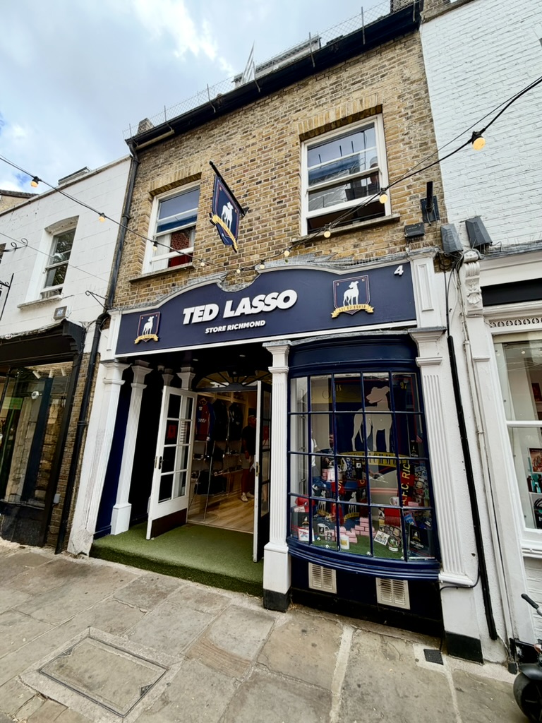 Fachada de la tienda oficial de Ted Lasso en Paved Court, Richmond
