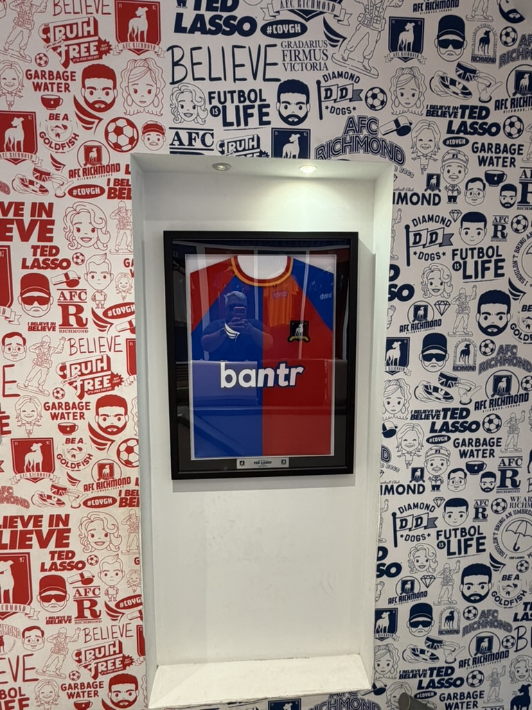 Camiseta enmarcada del patrocinador bantr en la tienda de Ted Lasso