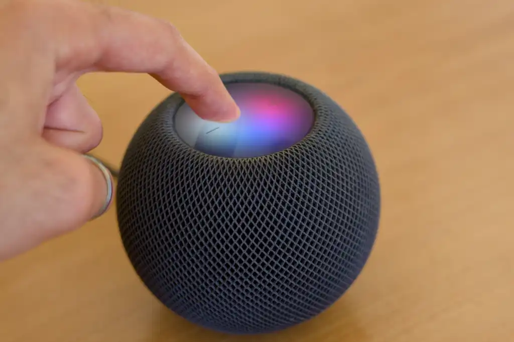 Persona activando Siri en HomePod mini
