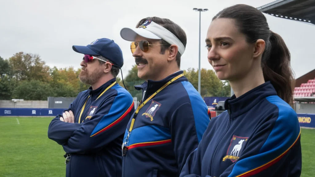 Imagen promocional de Ted Lasso con el cuerpo técnico del AFC Richmond en el campo