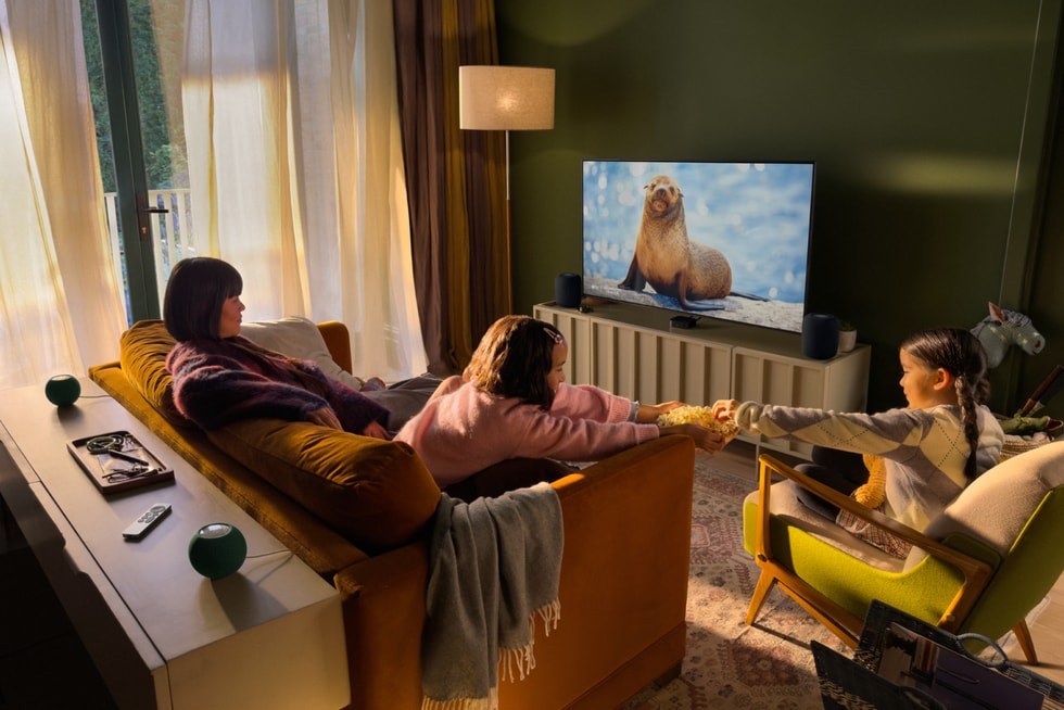 Apple TV 4K con dos HomePod delante y dos HomePod mini 2 detrás